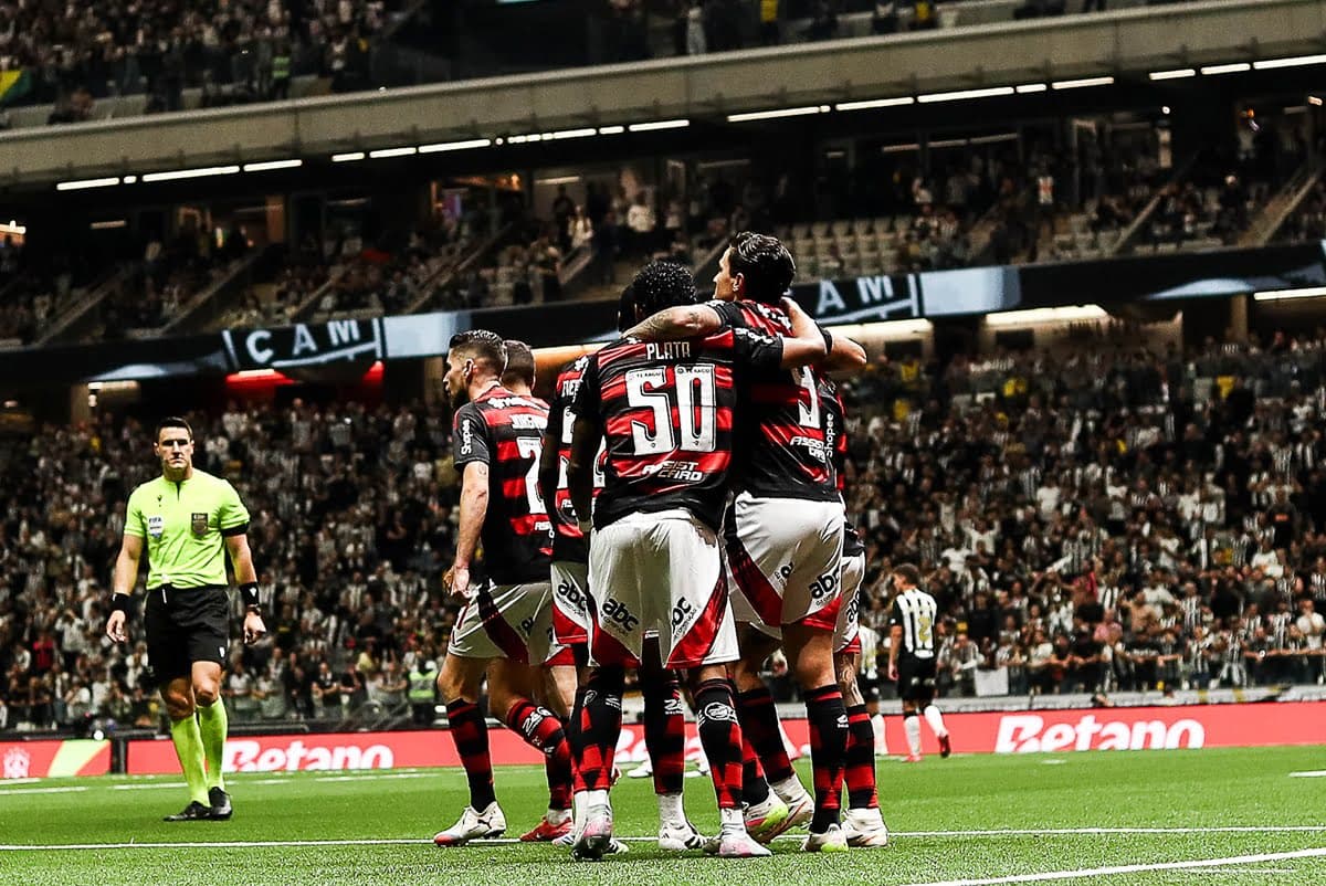Flamengo comemora gol de Cebolinha contra o Atlético-MG