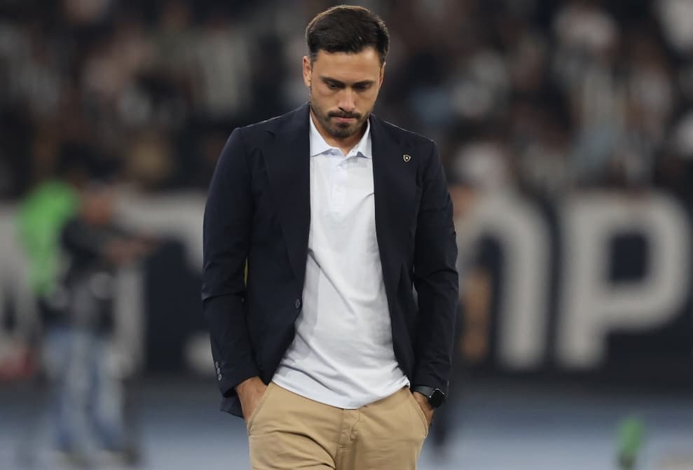 avide Ancelotti cabisbaixo em jogo do Botafogo