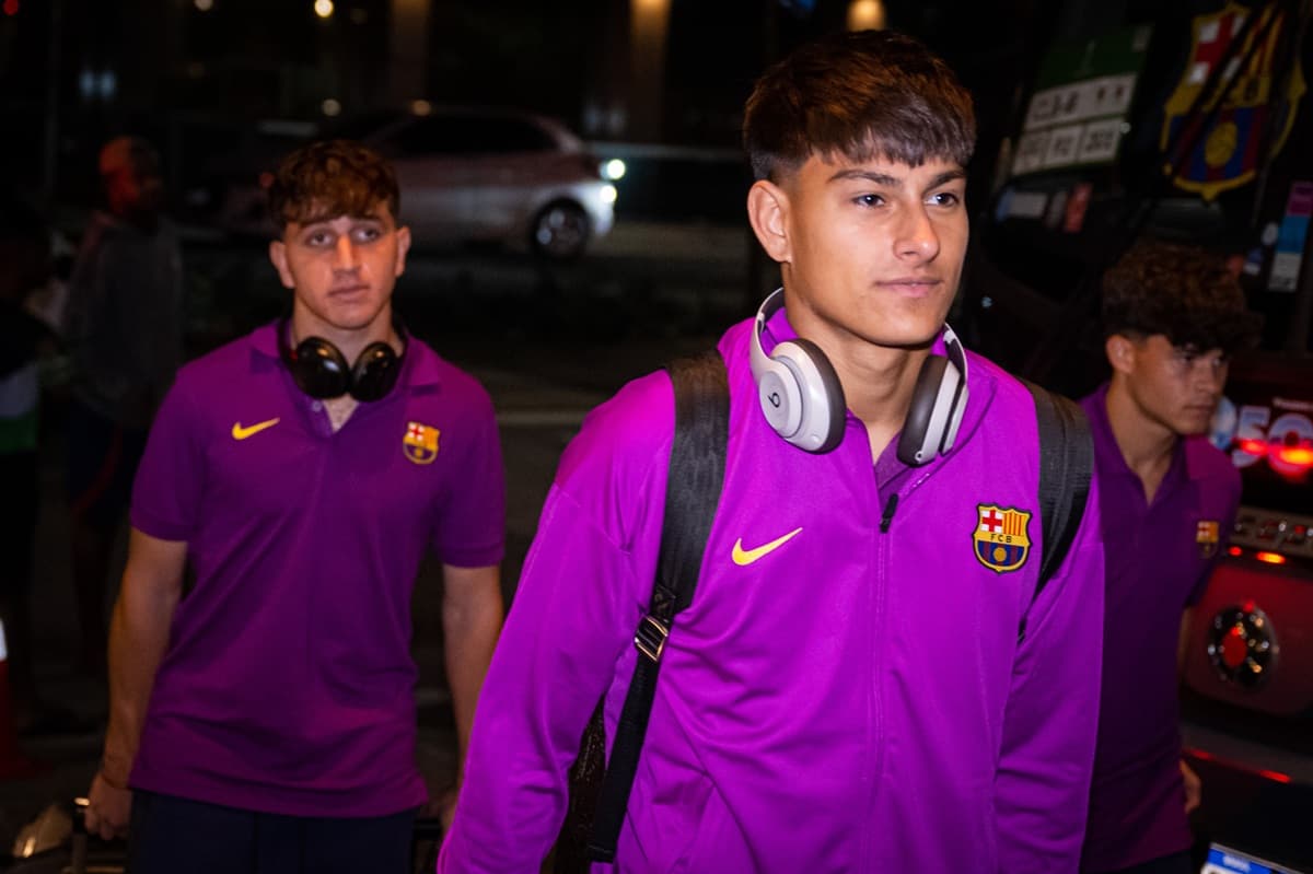 Jovens do Barcelona deixam ônibus da delegação e entram em hotel que vai servir de hospedagem no Rio de Janeiro