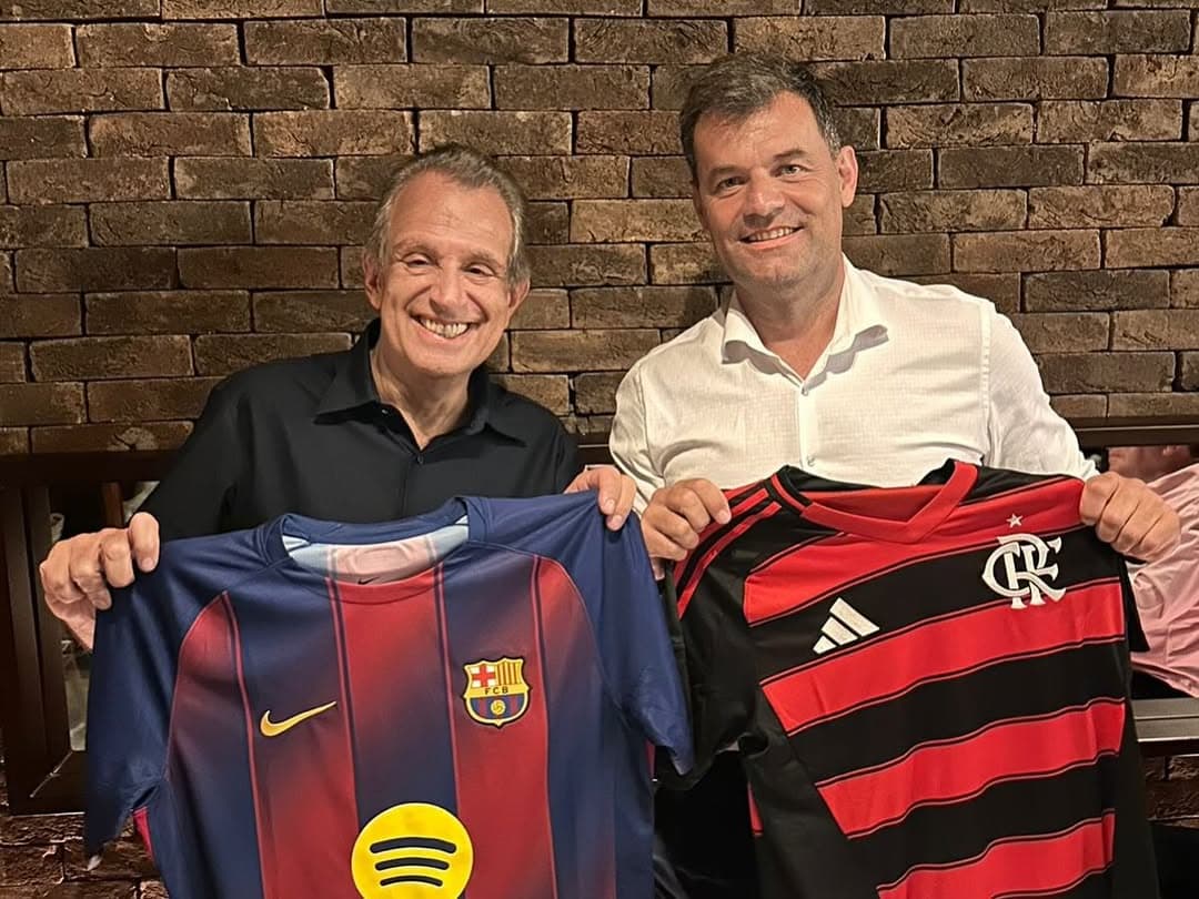 Bap segura camisa do Barcelona, enquanto Juan Soler segura o Manto Sagrado no jantar das diretorias antes do Mundial Sub-20