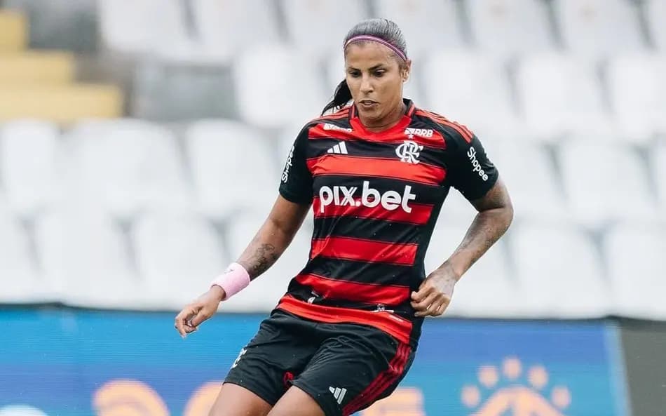 Fabi Simões em campo pelo Flamengo