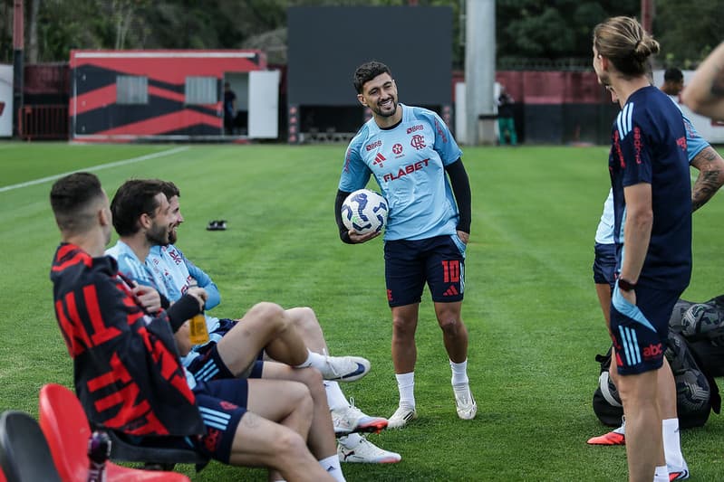 Filipe Luís conversa com Arrascaeta, Jorginho, Saúl, Viña e Léo Ortiz no treino do Flamengo