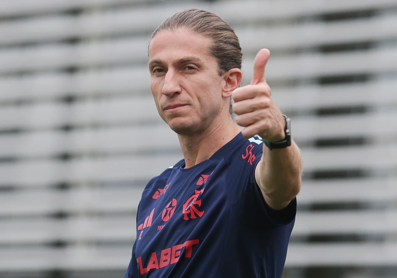 Filipe Luís manda "joia" para câmera em treino do Flamengo