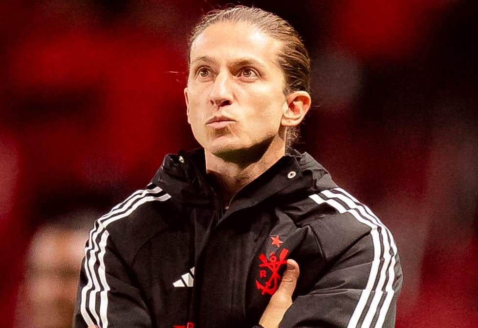 Filipe Luís de braços cruzados no Beira-Rio durante classificação do Flamengo contra o Internacional na Libertadores