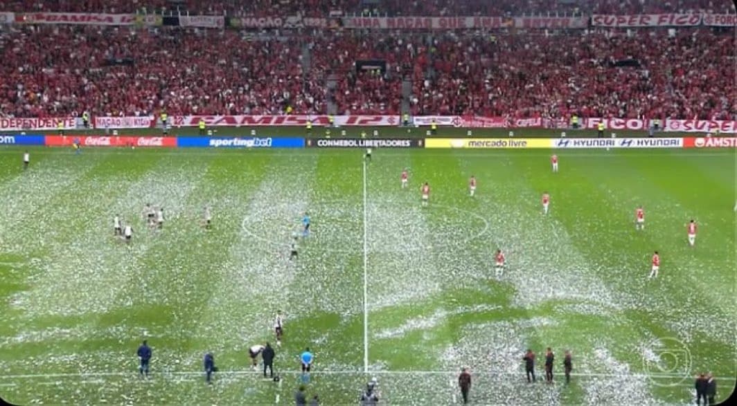 Gramado do Beira-Rio cheio de papel picado