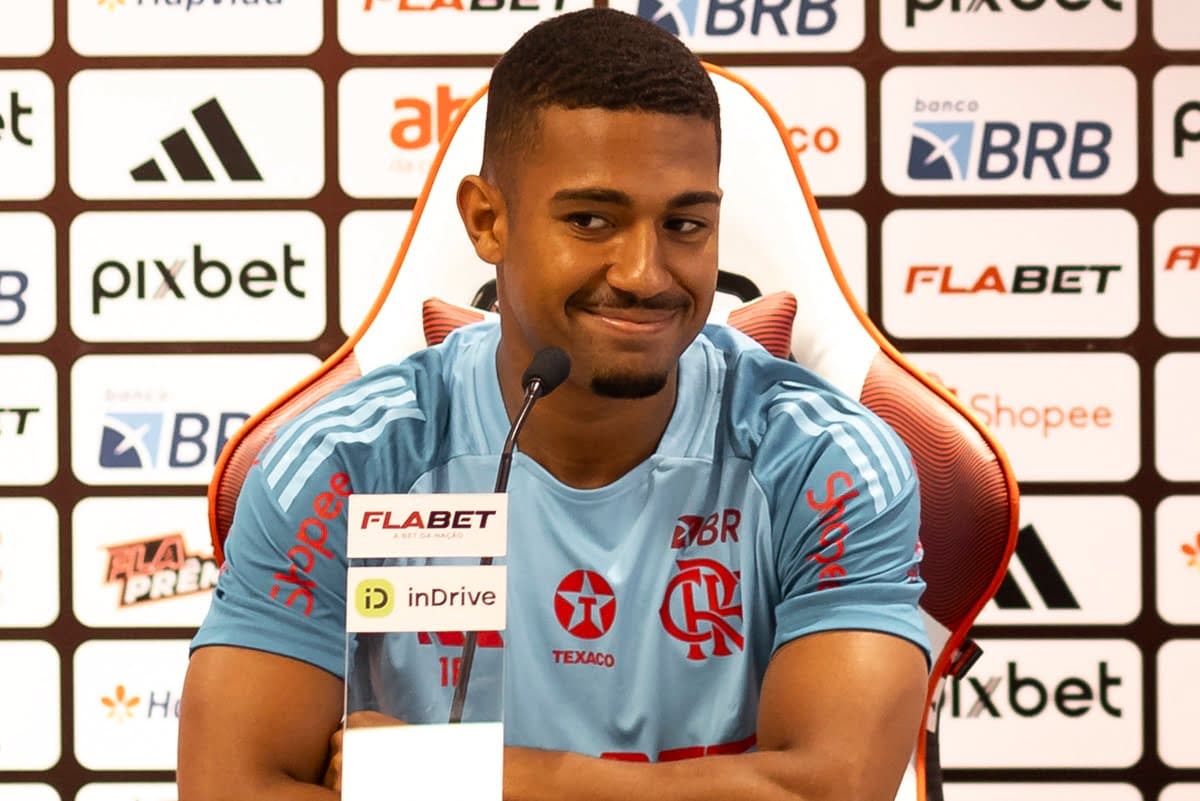 Samuel Lino em coletiva de apresentação ao Flamengo no Ninho