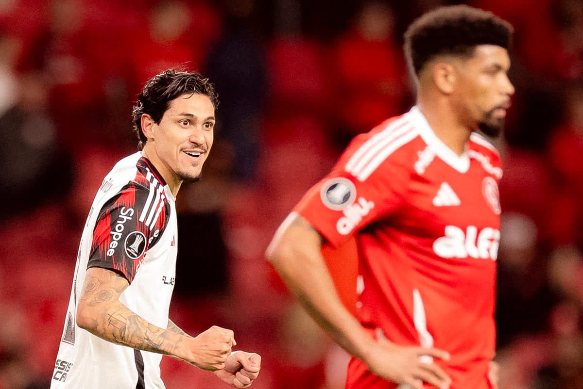 Pedro ri após marcar gol sobre o Internacional na Libertadores