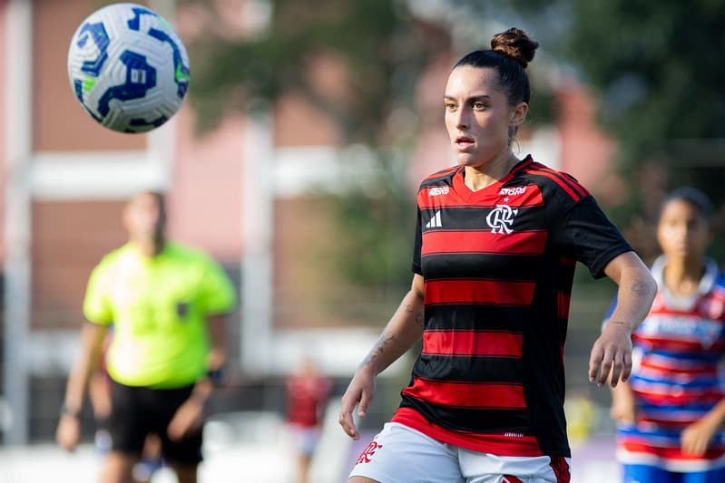 Cerqueira observa a bola em Flamengo x Fortaleza pelo Brasileirão Feminino Sub-20