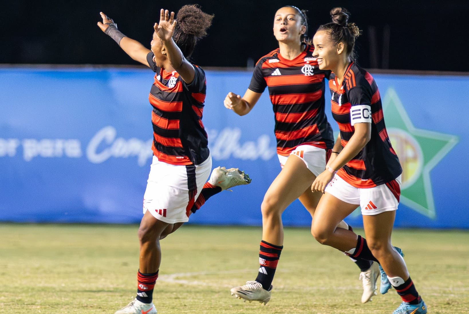 Meninas do Flamengo sub-20 comemoram gol na vitória sobre o Corinthians