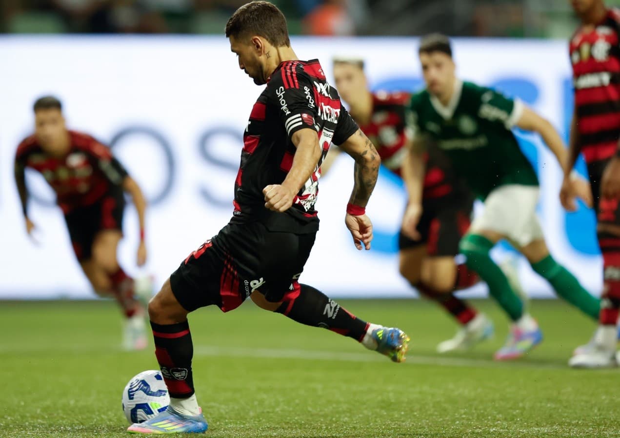 Arrascaeta cobra pênalti em partida contra o Palmeiras