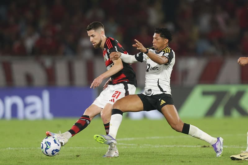 Jorginho dá passe enquanto é marcado por Rony em Flamengo x Atlético-MG