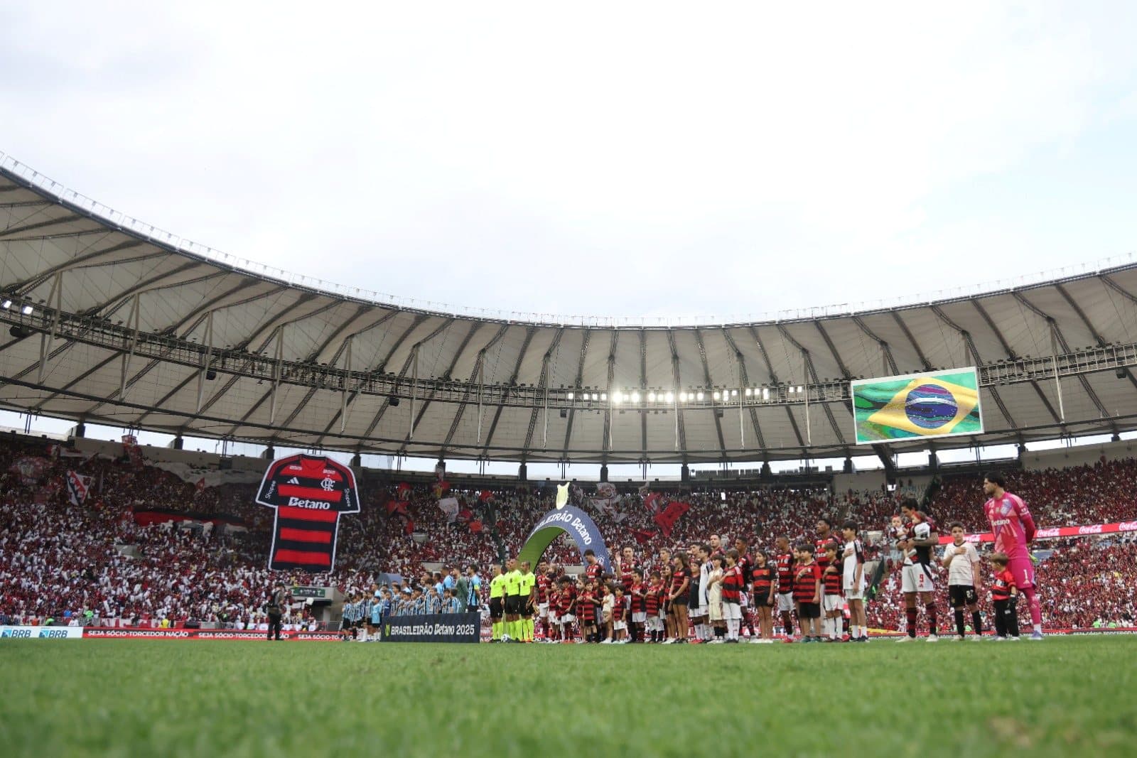 Jogadores do Flamengo e do Grêmio se alinham antes da partida entre Flamengo e Grêmio como parte do Brasileirão 2025 no Estádio do Maracanã em 31 de agosto de 2025 no Rio de Janeiro, Brasil.