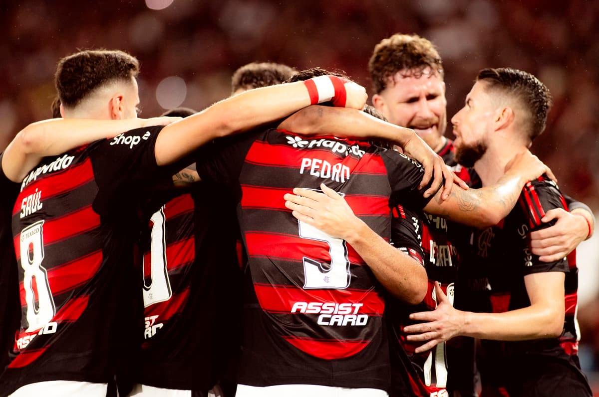 Jogadores do Flamengo se abraçam em comemoração após mais um gol sobre o Vitória, na goleada por 8 a 0
