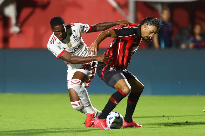 Evertton Araújo disputa a bola com meio-campista do Vitória