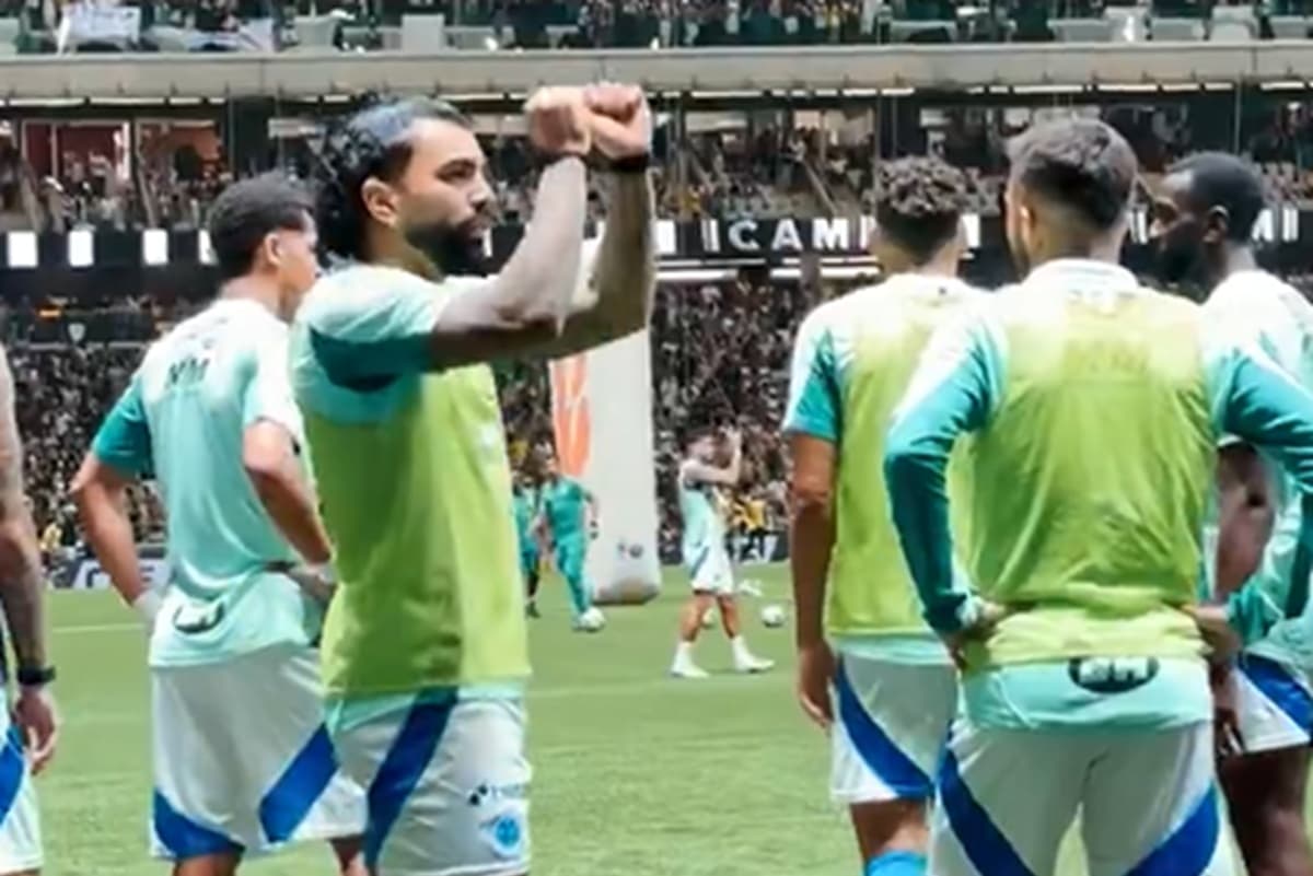 Gabigol faz sinal de erguer taça em provocação à torcida do Atlético-MG, relembrando a Copa do Brasil de 2024