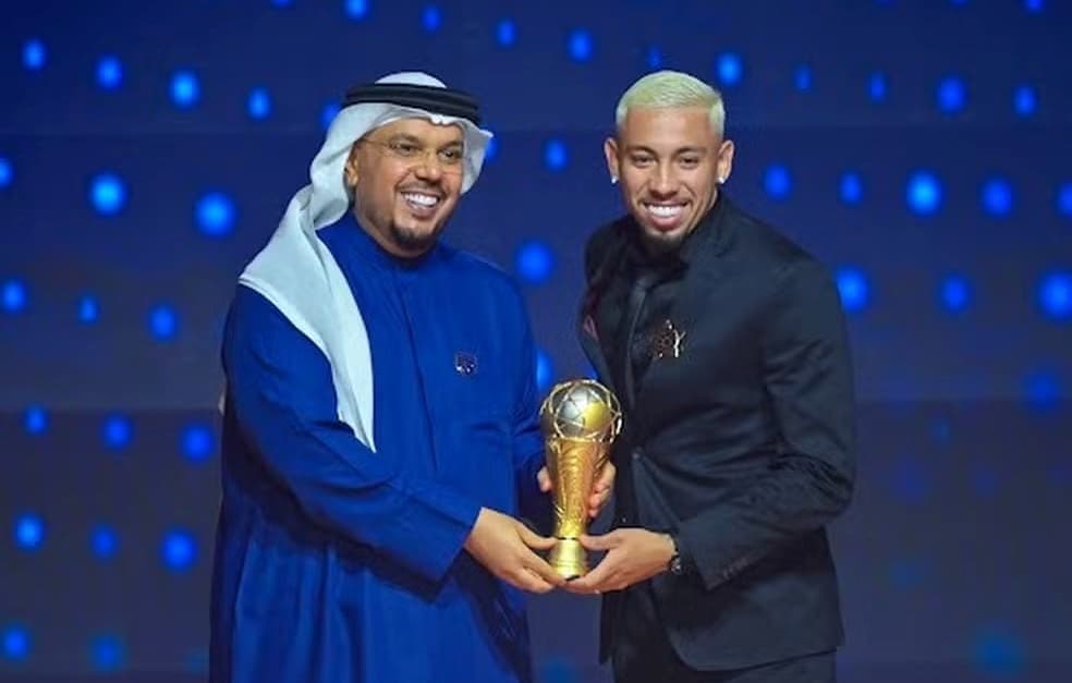 Guilherme Bala recebe troféu de xeique nos Emirados Árabes