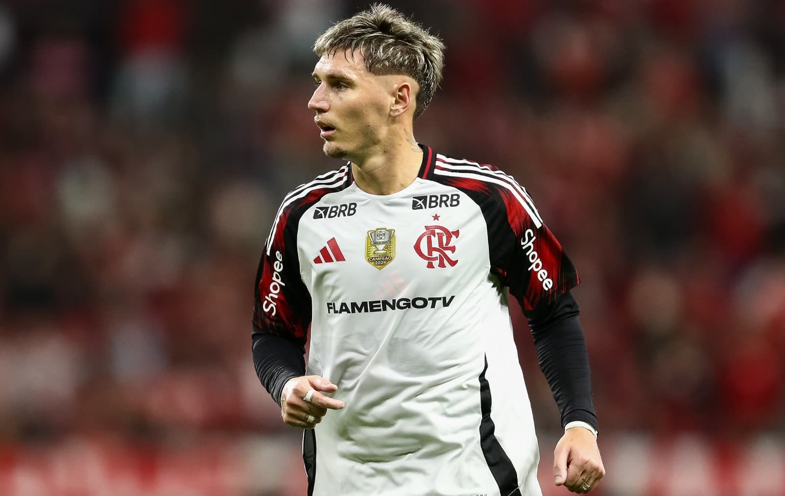 Varela olha para a direita durante Internacional x Flamengo no Beira-Rio