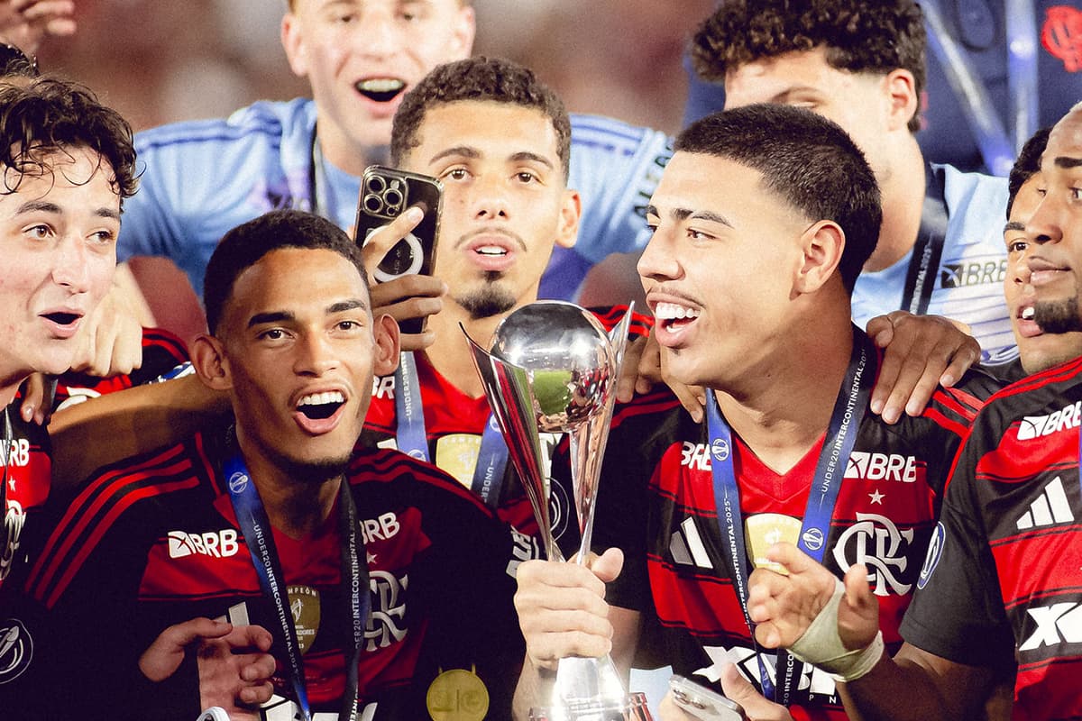 Jogadores do Flamengo comemorando o título do Mundial Sub-20 sobre o Barcelona, no Maracanã
