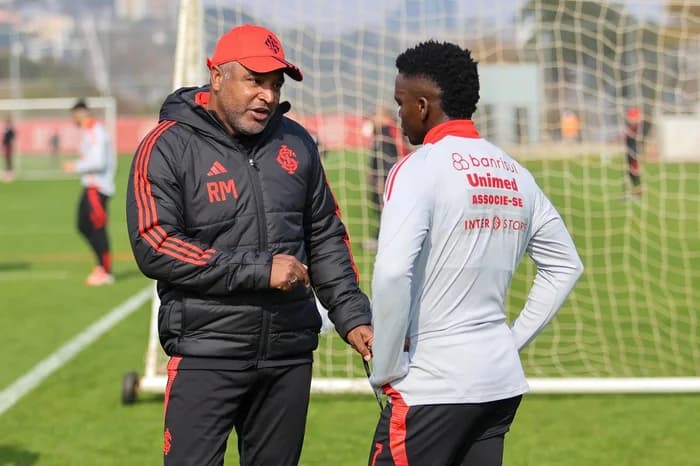 Roger Machado conversa com Carbonero em treinamento do Internacional