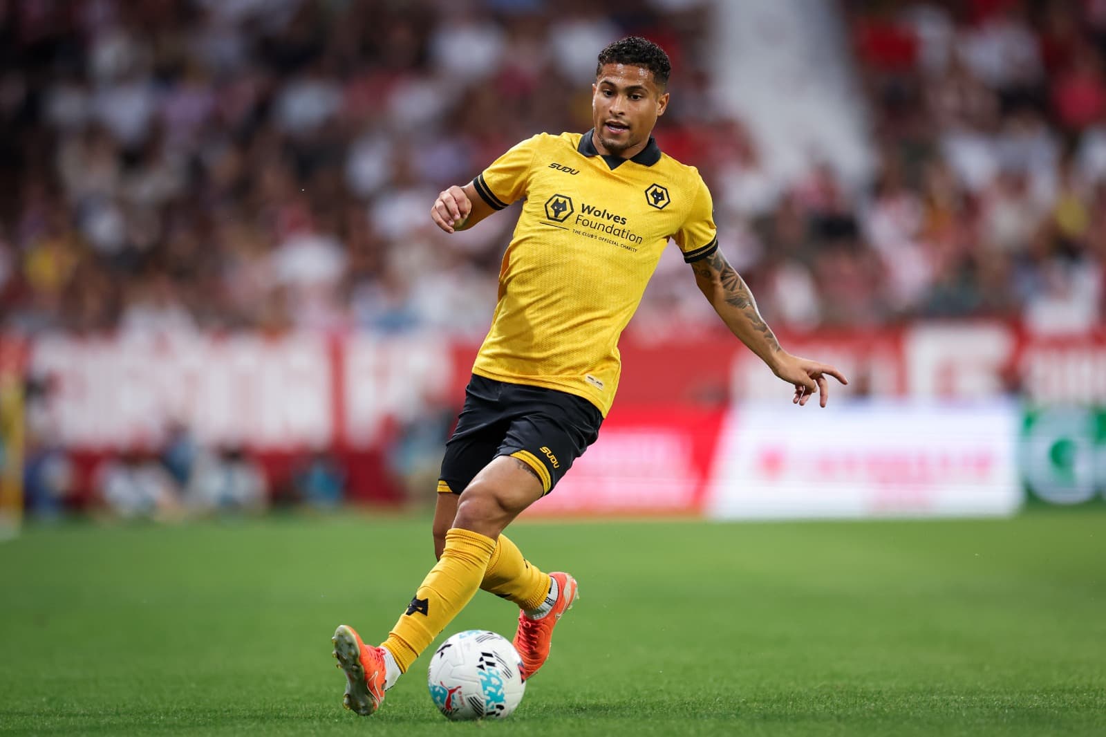 João Gomes, do Wolverhampton Wanderers, corre com a bola durante o amistoso de pré-temporada entre Girona FC e Wolverhampton Wanderers em 3 de agosto de 2025 em Girona, Espanha.