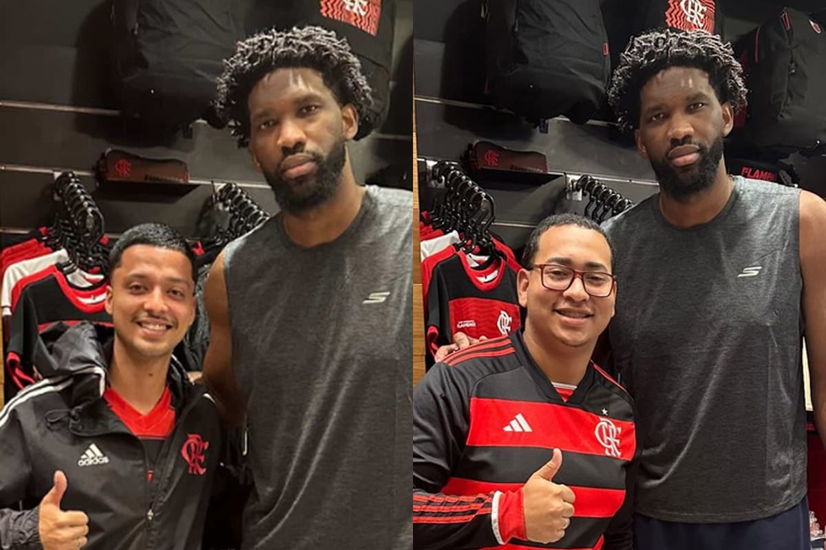 Joel Embiid, do Philadelphia 76ers, ao lado de funcionários de uma loja do Flamengo, em Cabo Frio