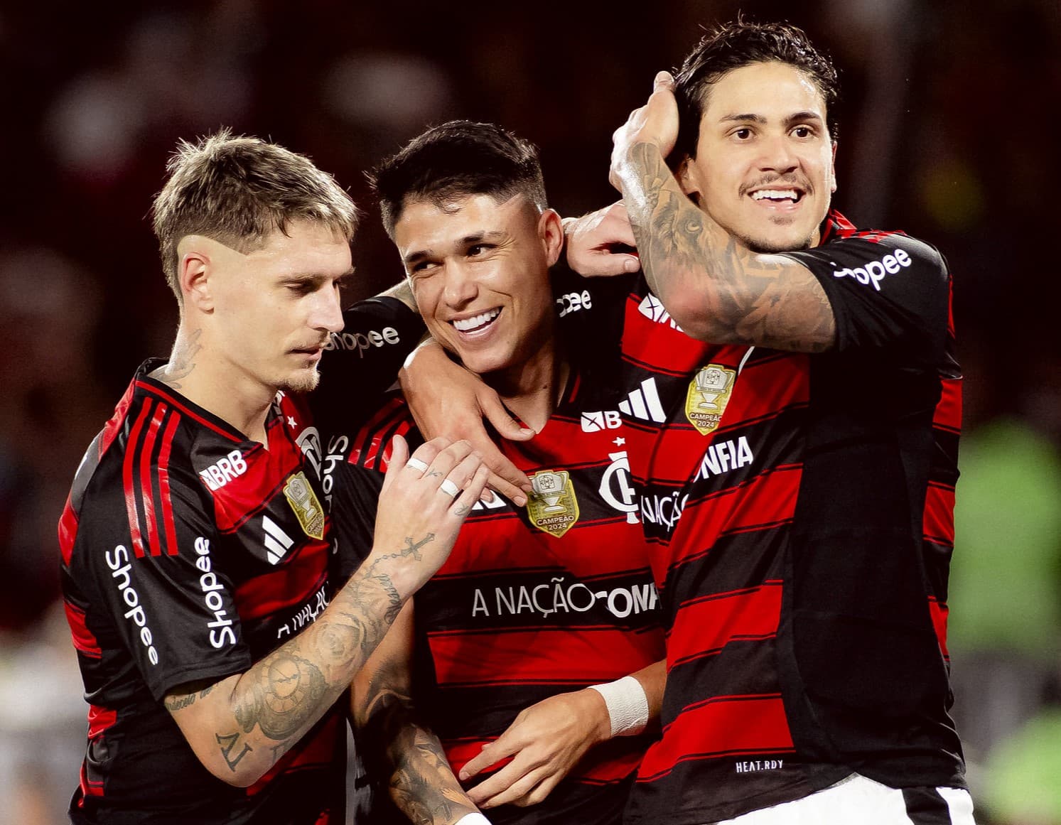 Varela, Luiz Araújo e Pedro comemora gol abraçados