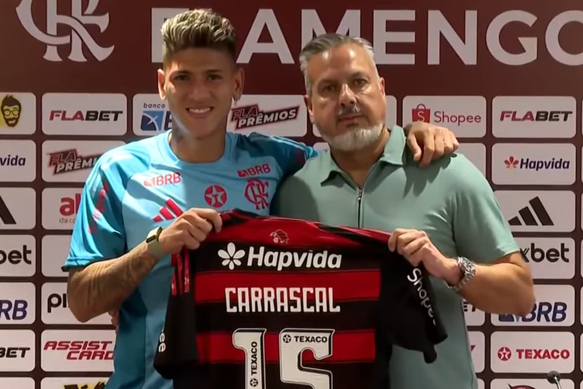 Carrascal recebe camisa das mãos de José Boto em apresentação no Flamengo