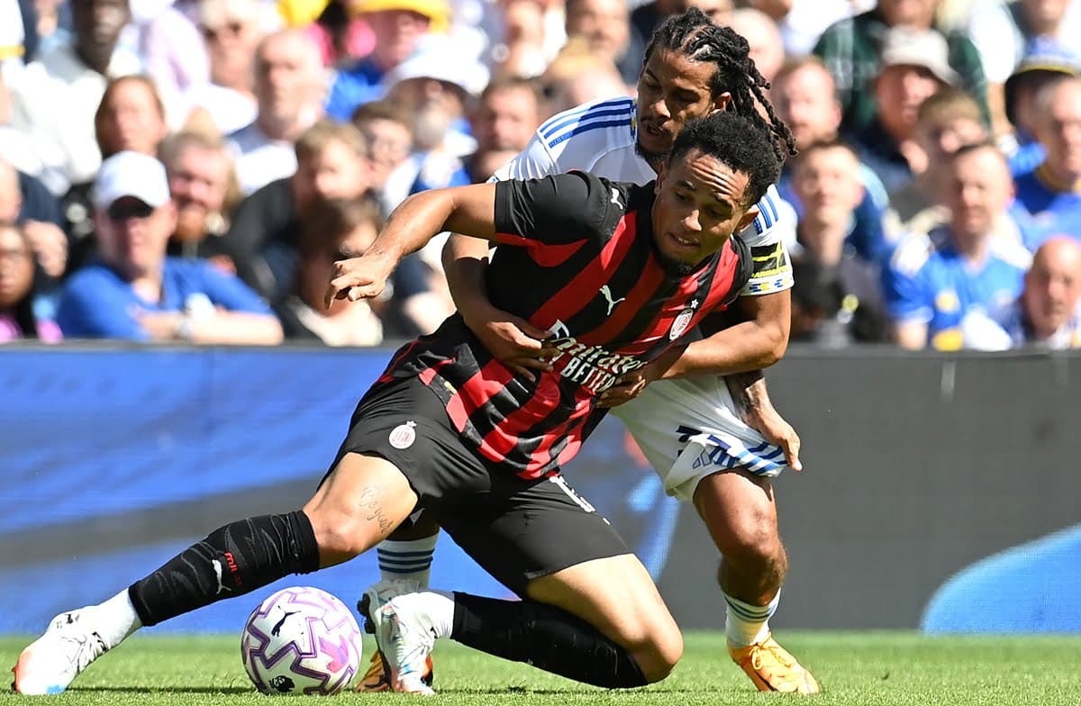 Okafor disputa bola com jogador do Leeds United em compromisso de pré-temporada do Milan