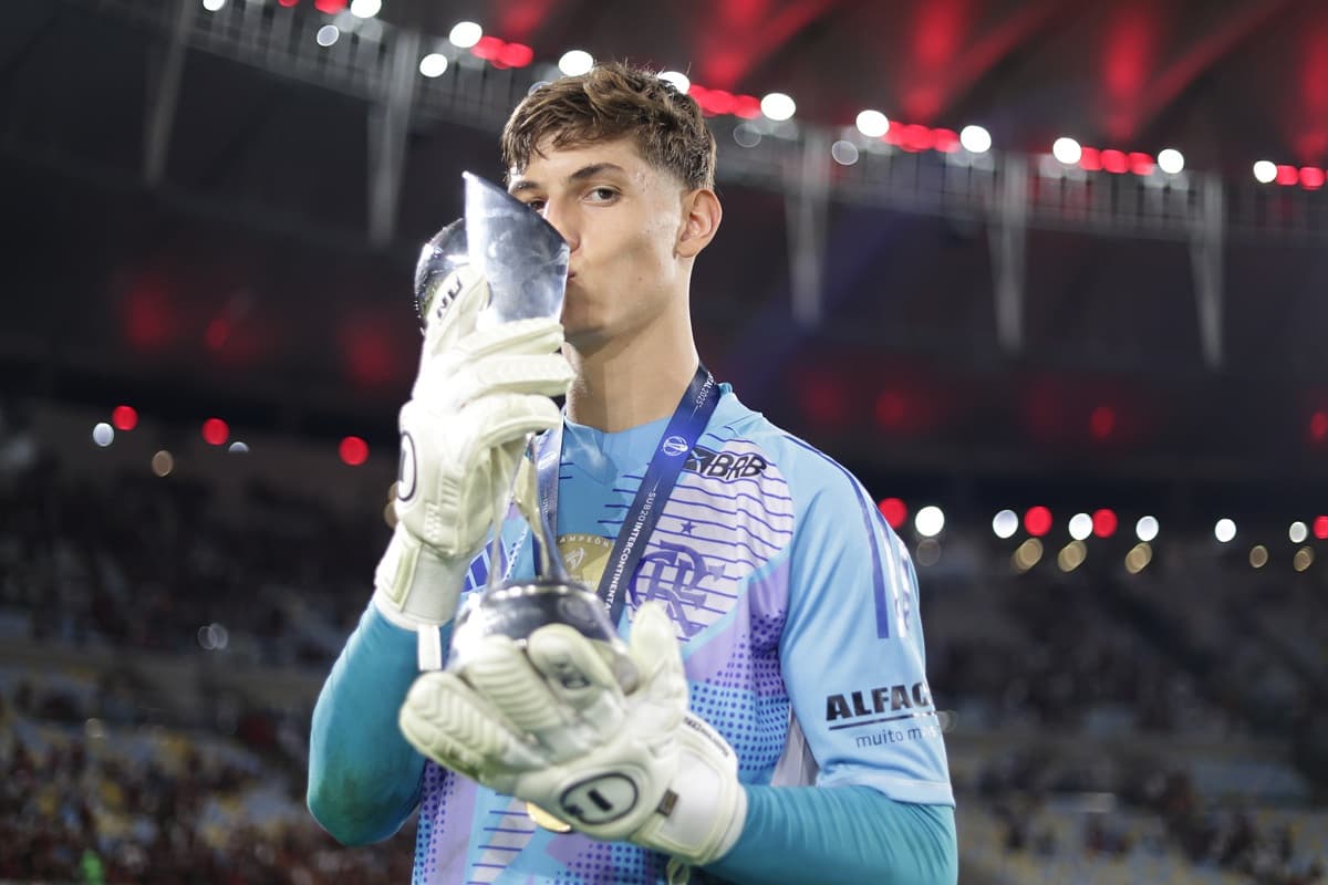 Léo Nannetti beija taça do Intercontinental Sub-20 após vencer Barcelona