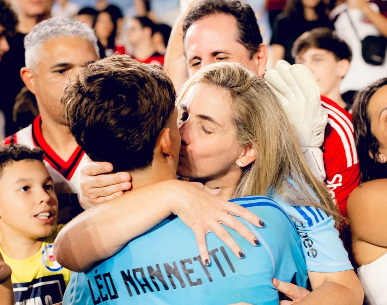 Léo Nannetti recebendo carinho de familiares
