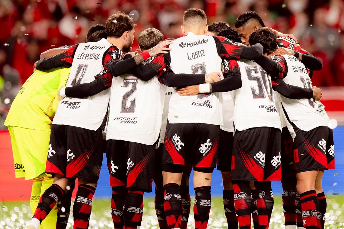 Elenco do Flamengo se reúne para conversa final antes do jogo contra o Internacional