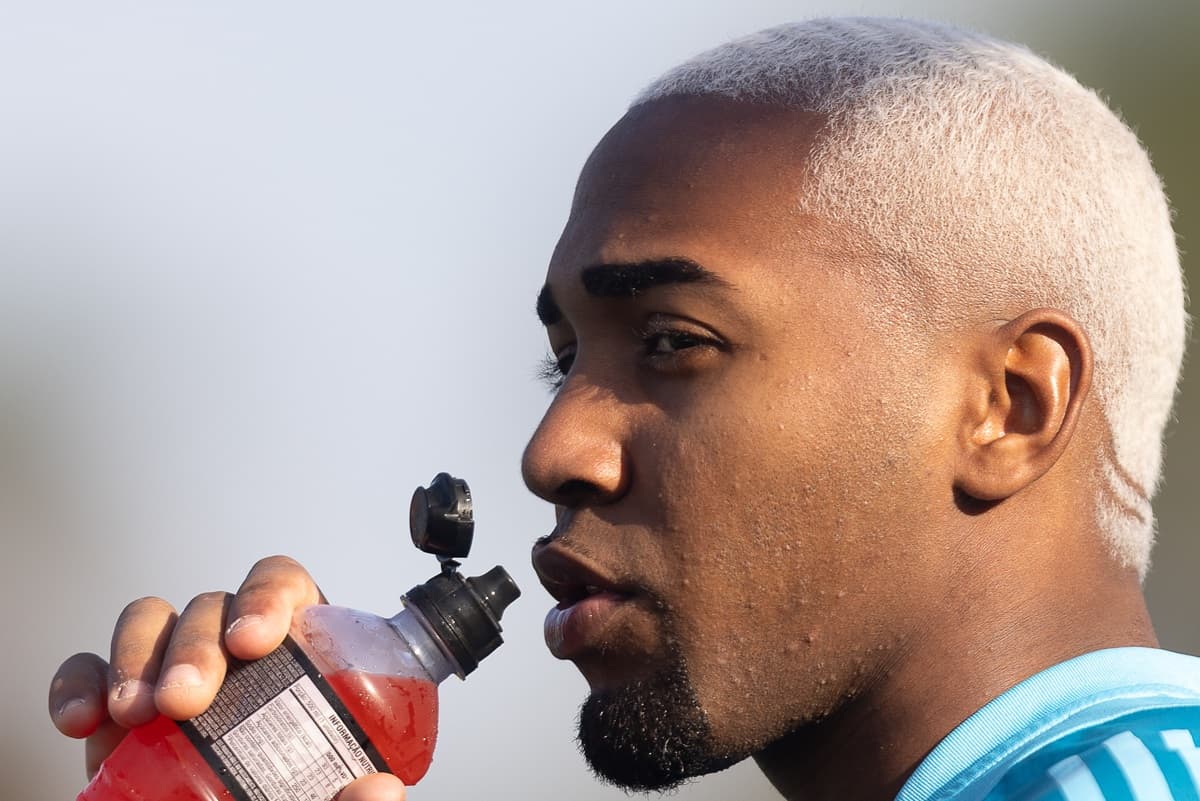 Lorran se hidrata enquanto olha para o lado em treinamento do Flamengo Sub-20, no Ninho do Urubu