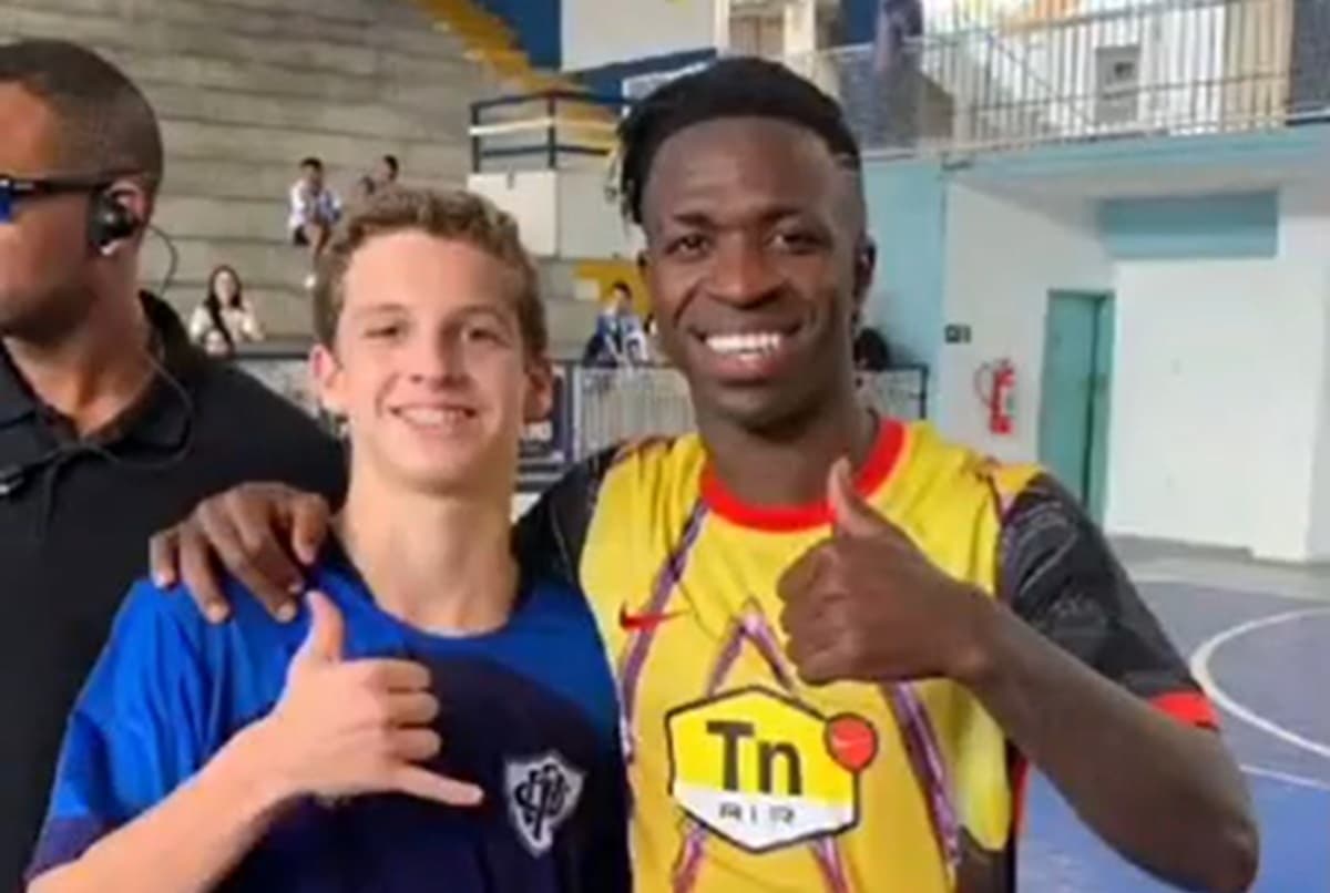 Marcelo Portela posa para foto com Vini Jr