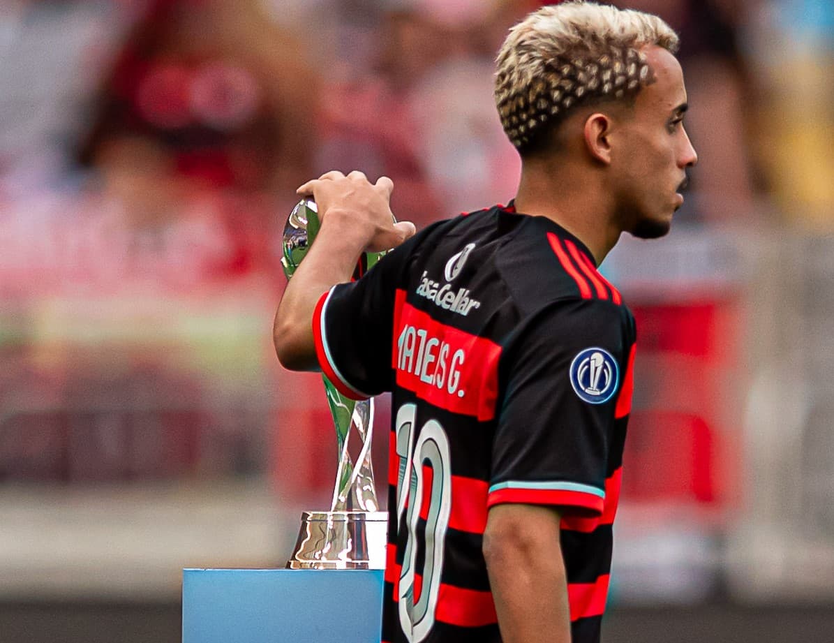 Matheus Gonçalves toca a taça do Mundial Sub-20 2024 na entrada em campo