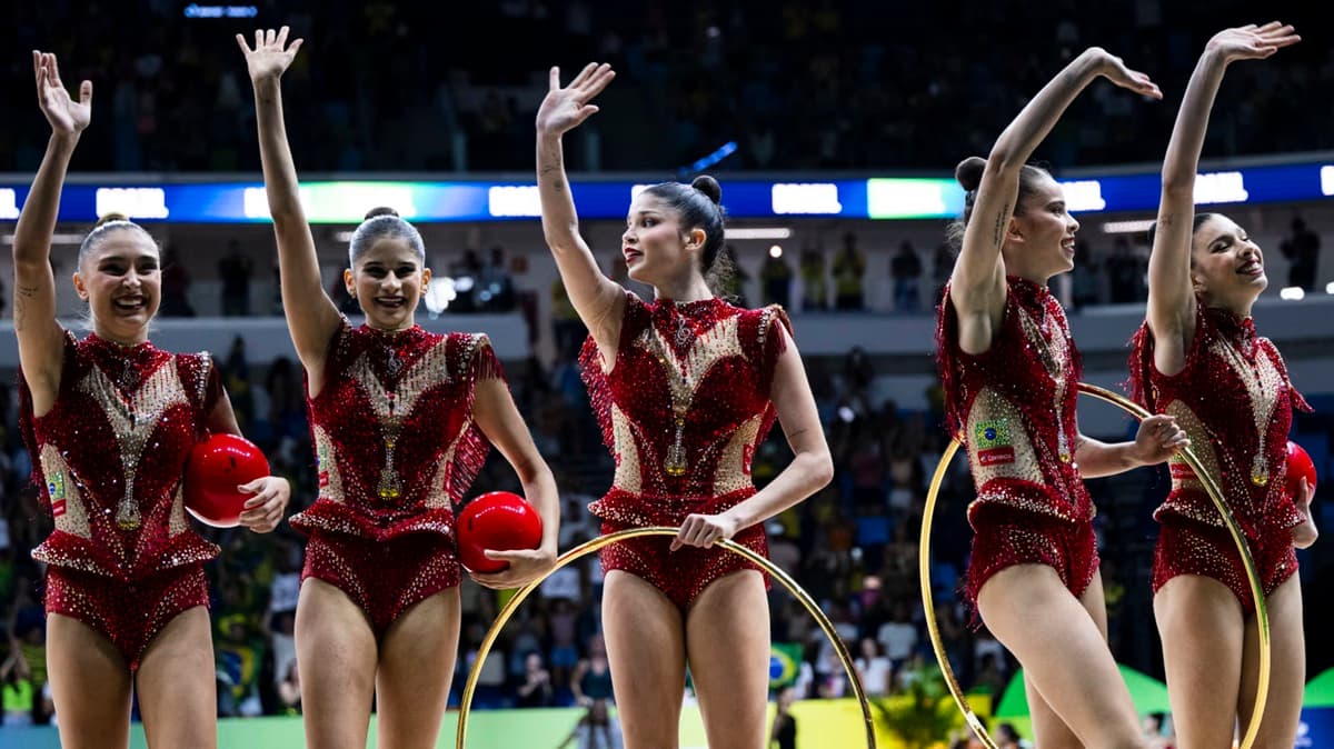 Seleção brasileira de ginástica cumprimenta torcida presente na Arena Carioca 1
