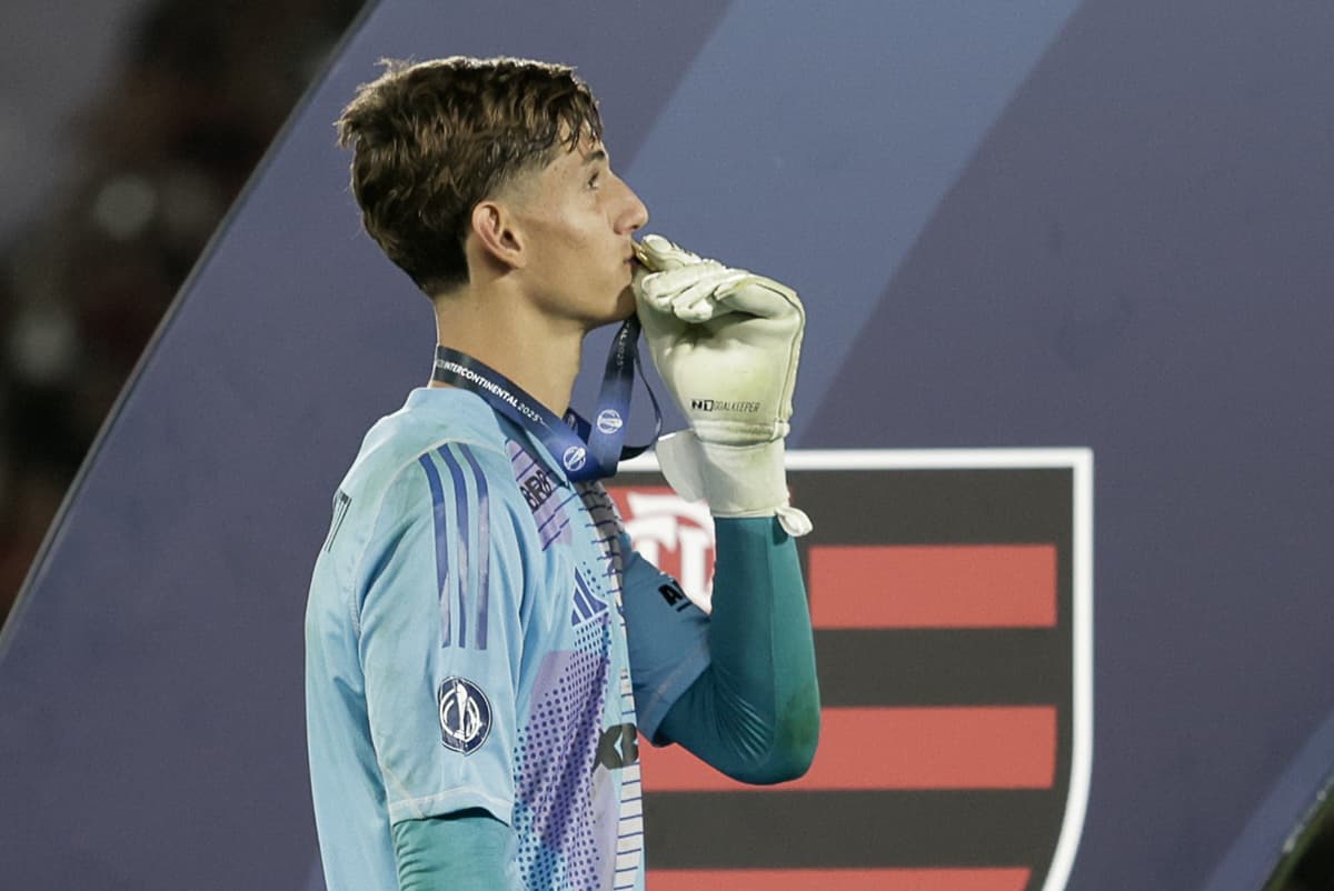 Léo Nannetti beija medalha de campeão da Copa Intercontinental Sub-20 após ser herói contra o Barcelona nos pênaltis