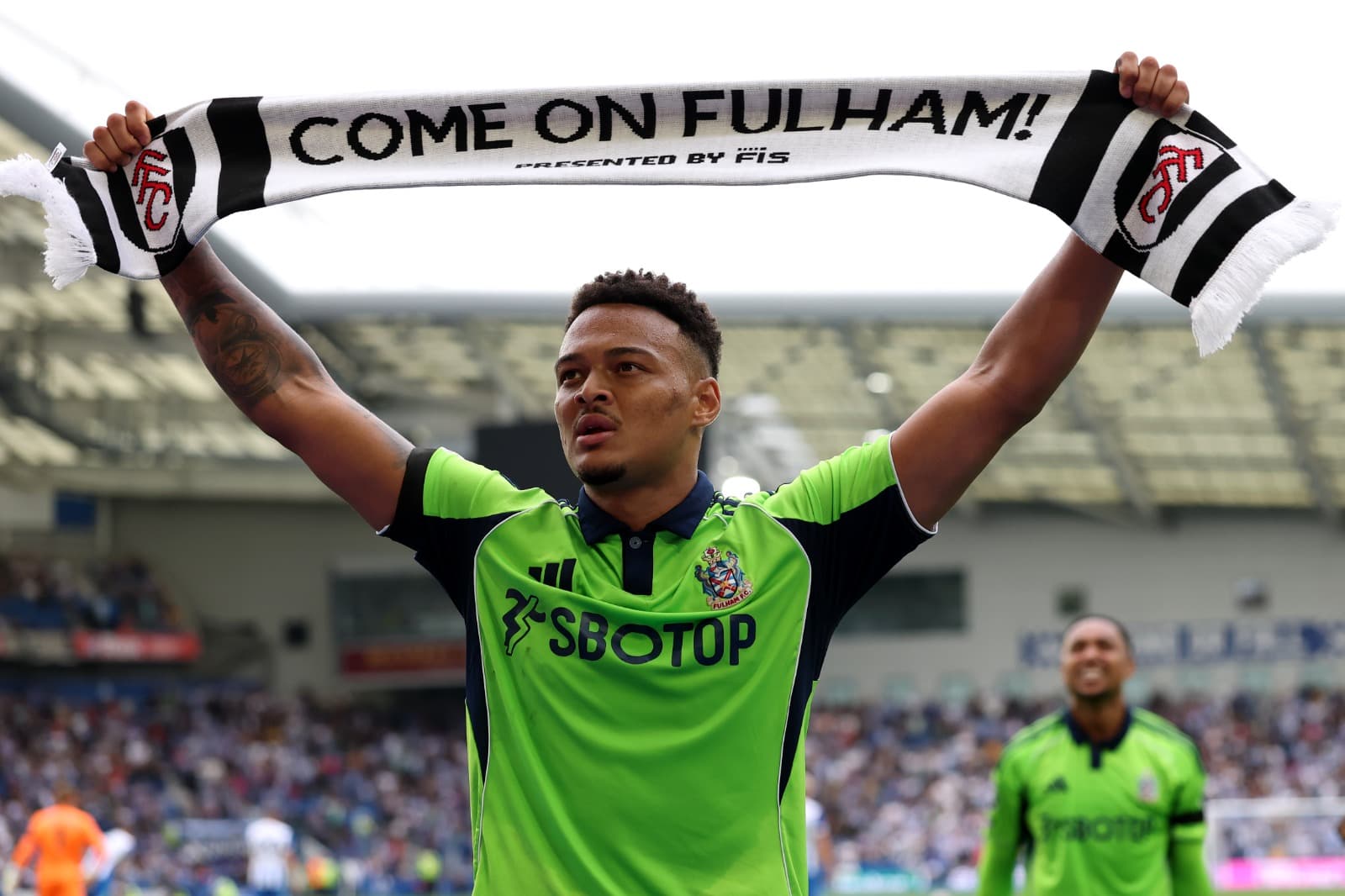Rodrigo Muniz, do Fulham, comemora o primeiro gol de sua equipe durante a partida da Premier League entre Brighton & Hove Albion e Fulham no Amex Stadium em 16 de agosto de 2025 em Brighton, Inglaterra.