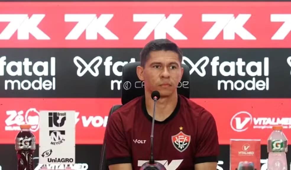 Osvaldo em entrevista coletiva na sexta-feira (22)