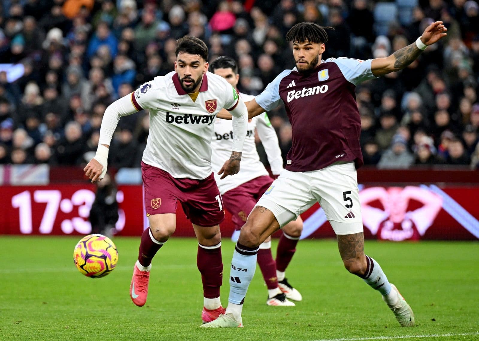 Lucas Paquetá, do West Ham United, é desafiado por Tyrone Mings, do Aston Villa, durante a partida da Premier League entre Aston Villa FC e West Ham United FC, no Villa Park, em 26 de janeiro de 2025, em Birmingham, Inglaterra.
