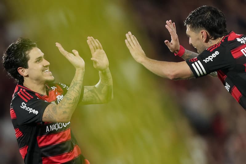Pedro e Arrascaeta batem as mãos sorrindo na comemoração de gol do Flamengo