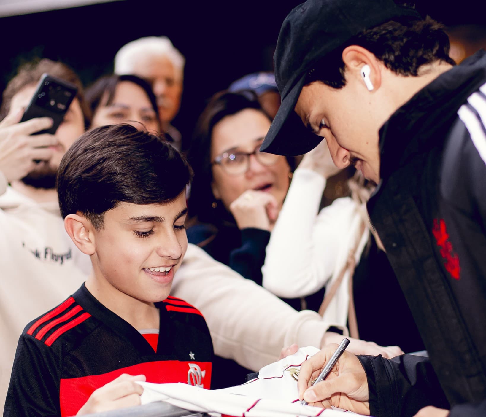 Pedro assina camisa de torcedor na porta do hotel em Porto Alegre