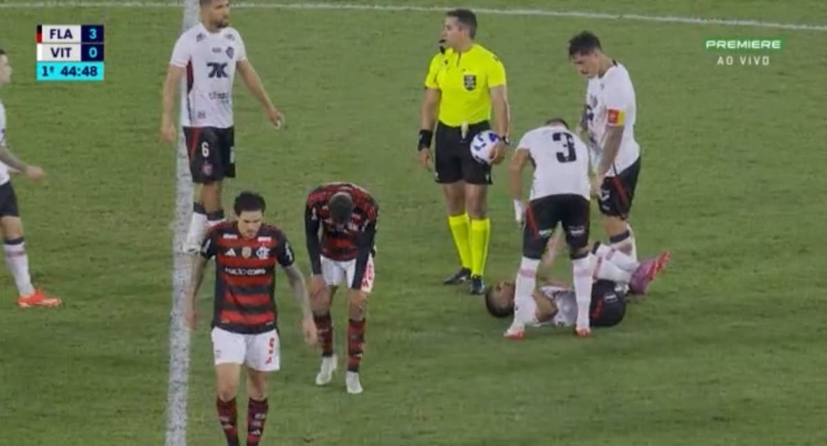 Árbitro de Flamengo x Vitória apita fim do primeiro tempo antes dos 45 minutos