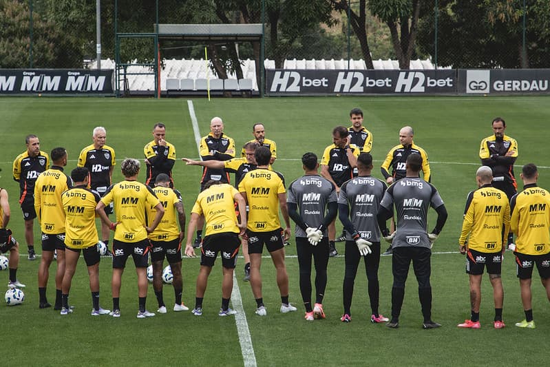 Cuca dá instruções para os jogadores do Atlético-MG durante treinamento