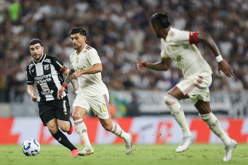 Arrascaeta carrega a bola no jogo contra o Ceará