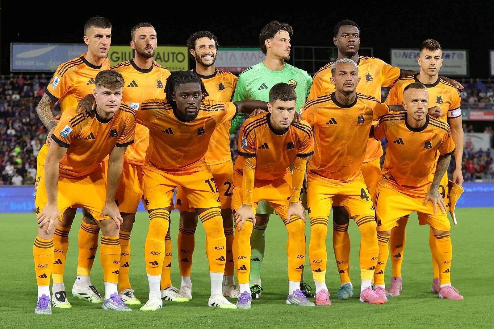 AS Roma posa durante a partida da Série A entre Pisa SC e AS Roma na Arena Garibaldi em 30 de agosto de 2025 em Pisa, Itália