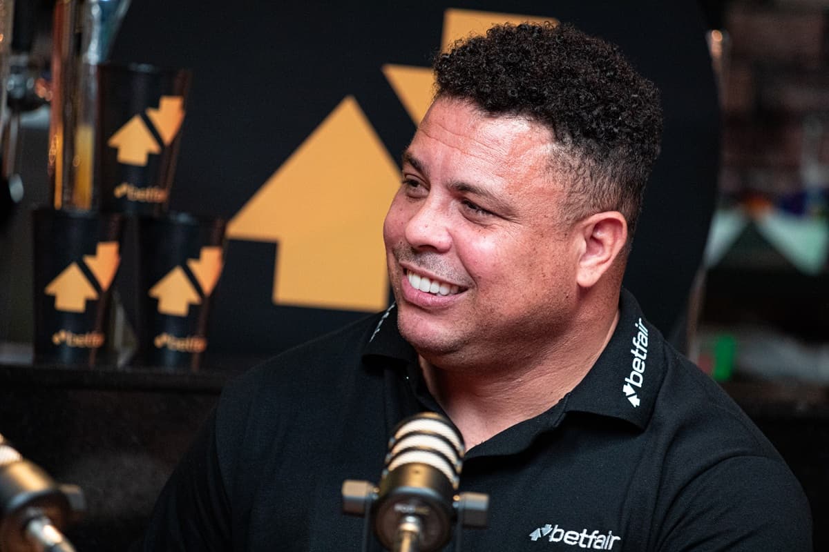 Ronaldo sorri enquanto dá entrevista à Betfair