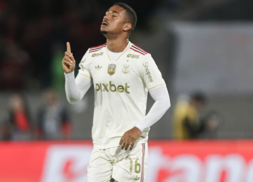 Samuel Lino em estreia pelo Flamengo