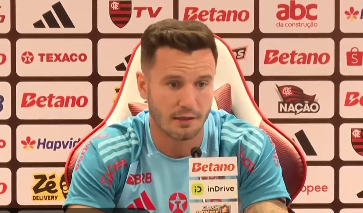 Saúl em coletiva de imprensa no Ninho do Urubu