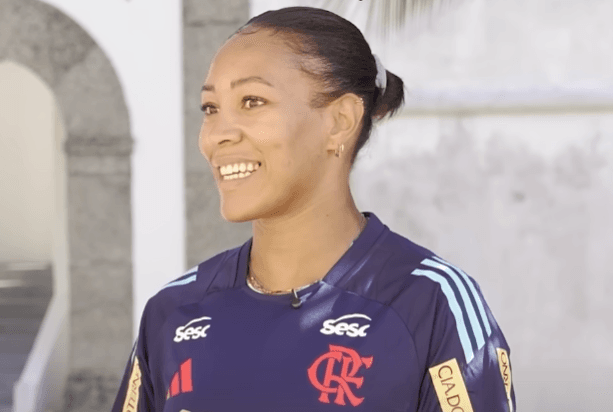 Simone Lee sorri durante entrevista sobre a chegada ao Sesc Flamengo