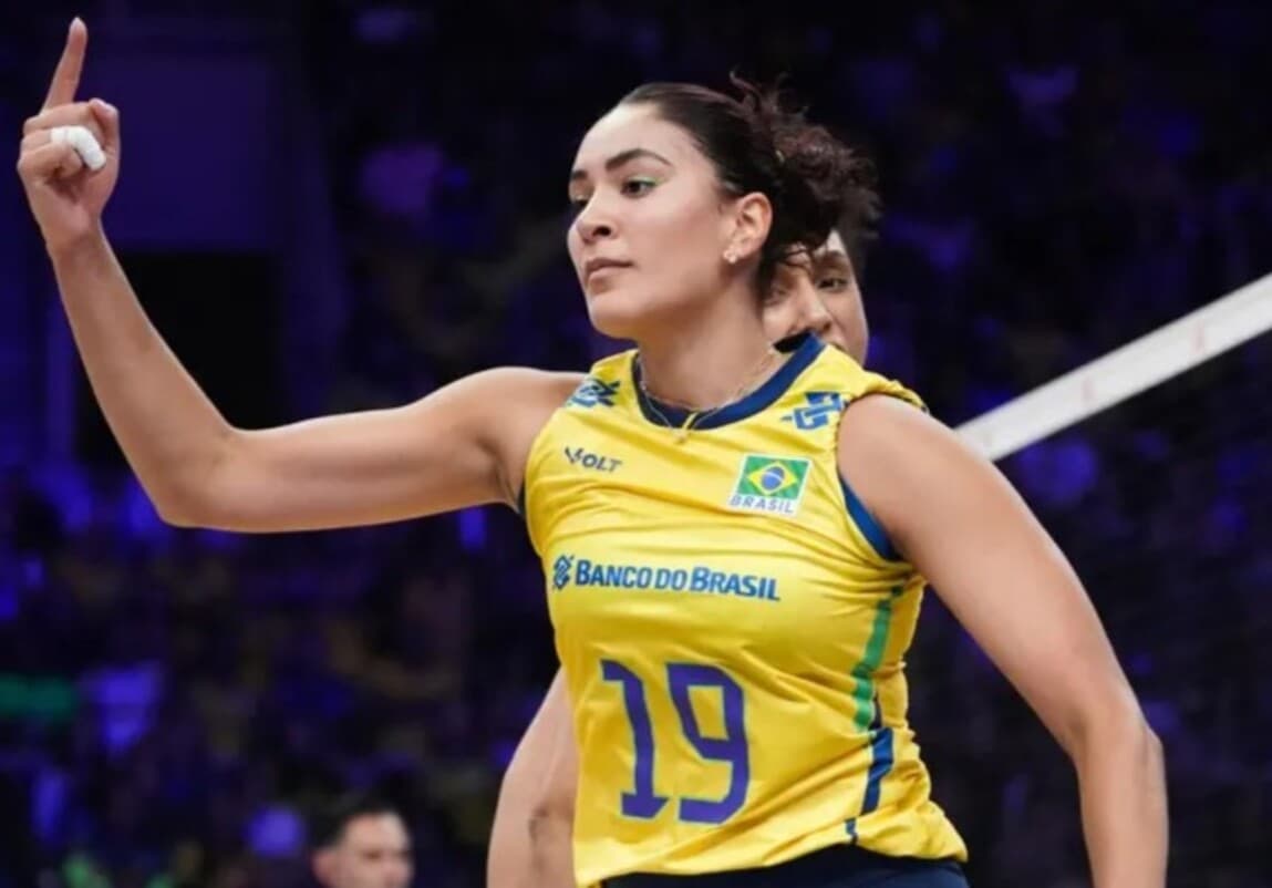 Tainara aponta para cima com a mão direita para celebrar ponto da Seleção Brasileira